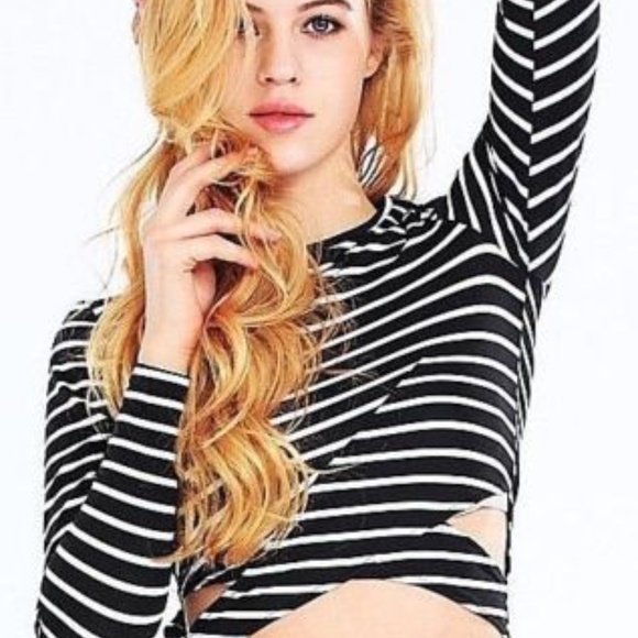 Eliacher Full Sleeve Cut-Out Back Zipper Crop Top - Picture 4 of 8